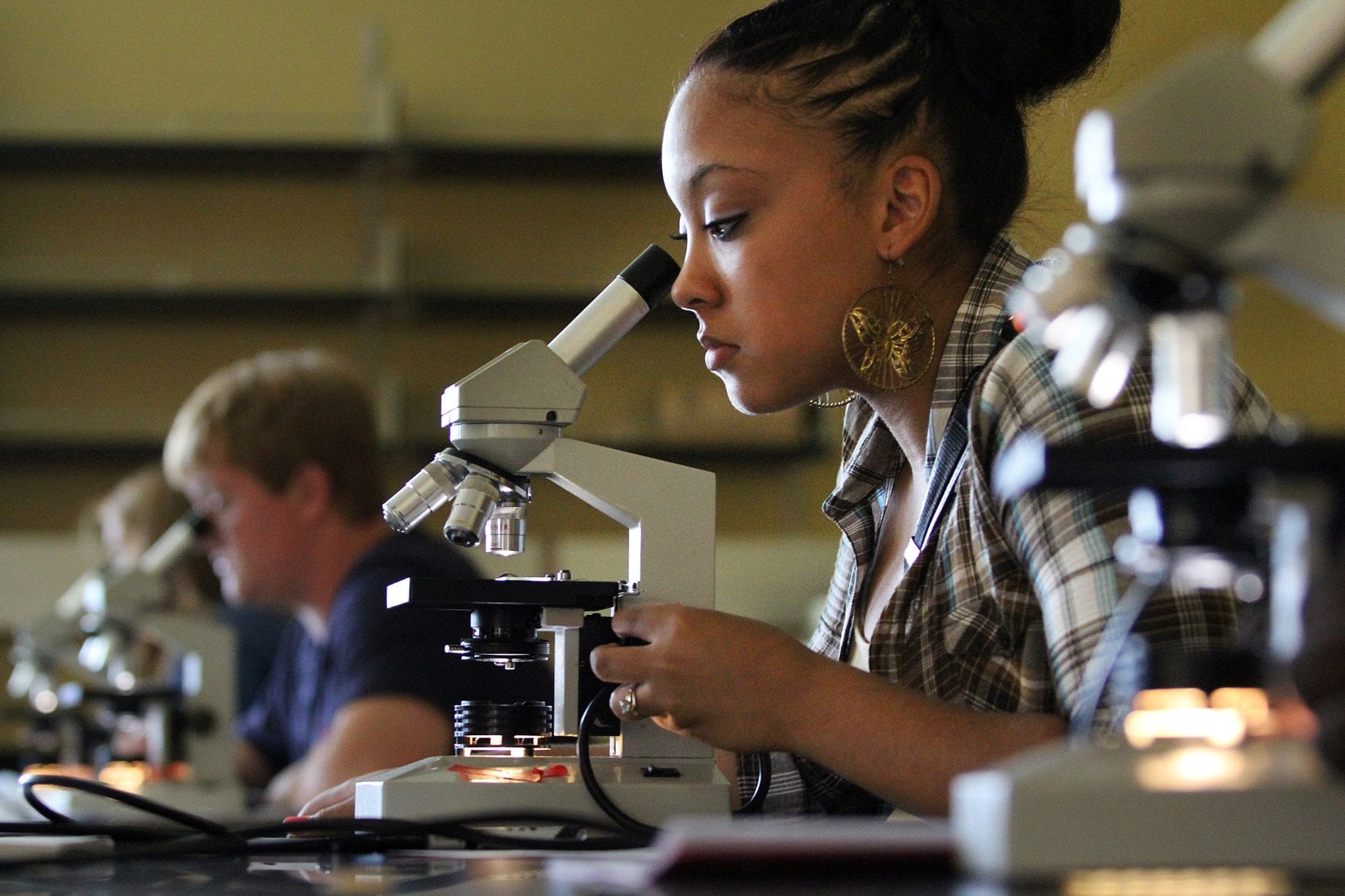 Southern_Arkansas_University_Biology_student_with_microscope | Scott Legal, P.C. Image courtesy of WikiCommons, labeled for reuse, https://upload.wikimedia.org/wikipedia/commons/9/91/Southern_Arkansas_University_Biology_student_with_microscope.jpg