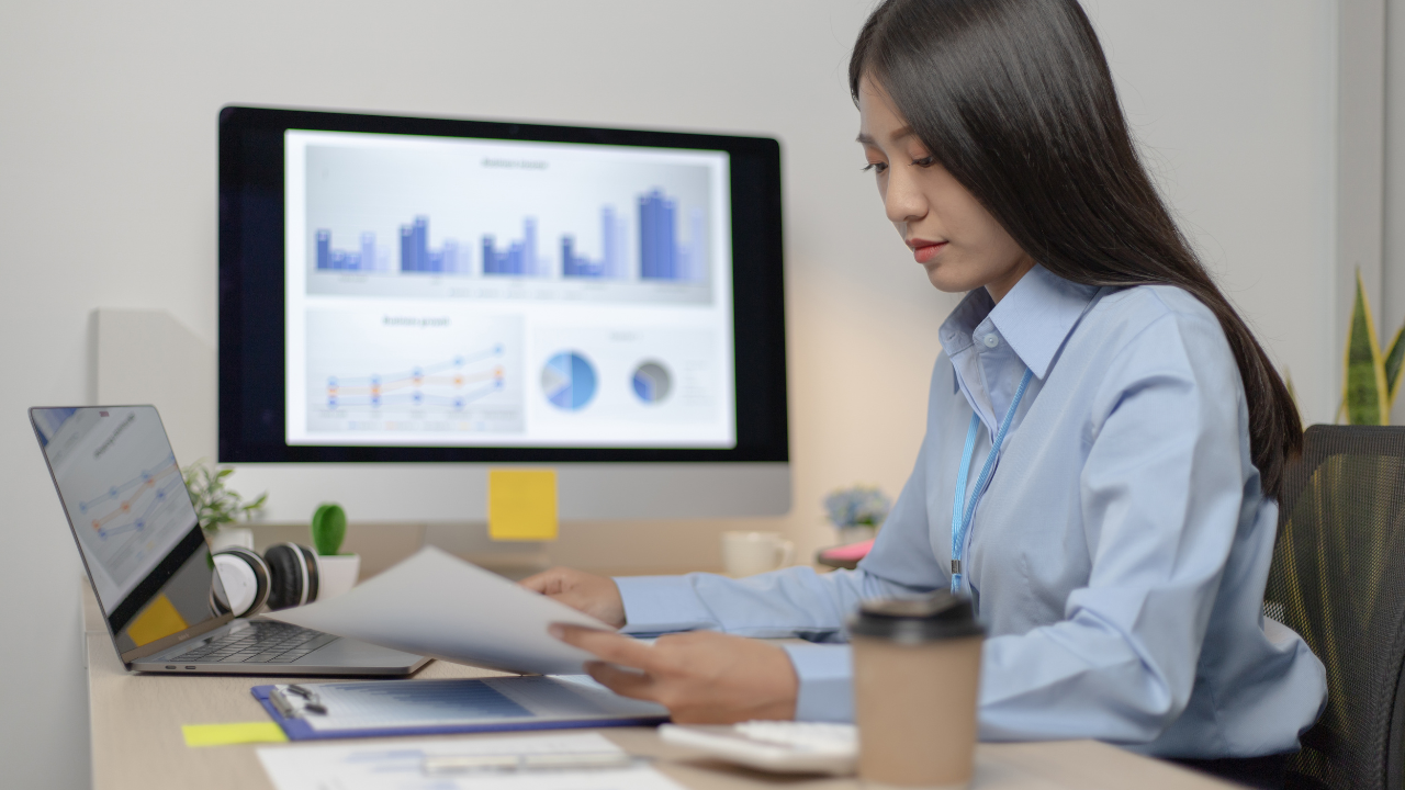 A business woman doing work at her desk | Scott Legal, P.C. A business woman doing work at her desk